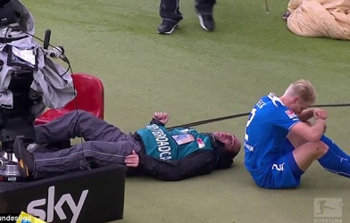 Video bóng đá: Nhân viên quay phim nhập viện vì bị cầu thủ húc mạnh vào đầu